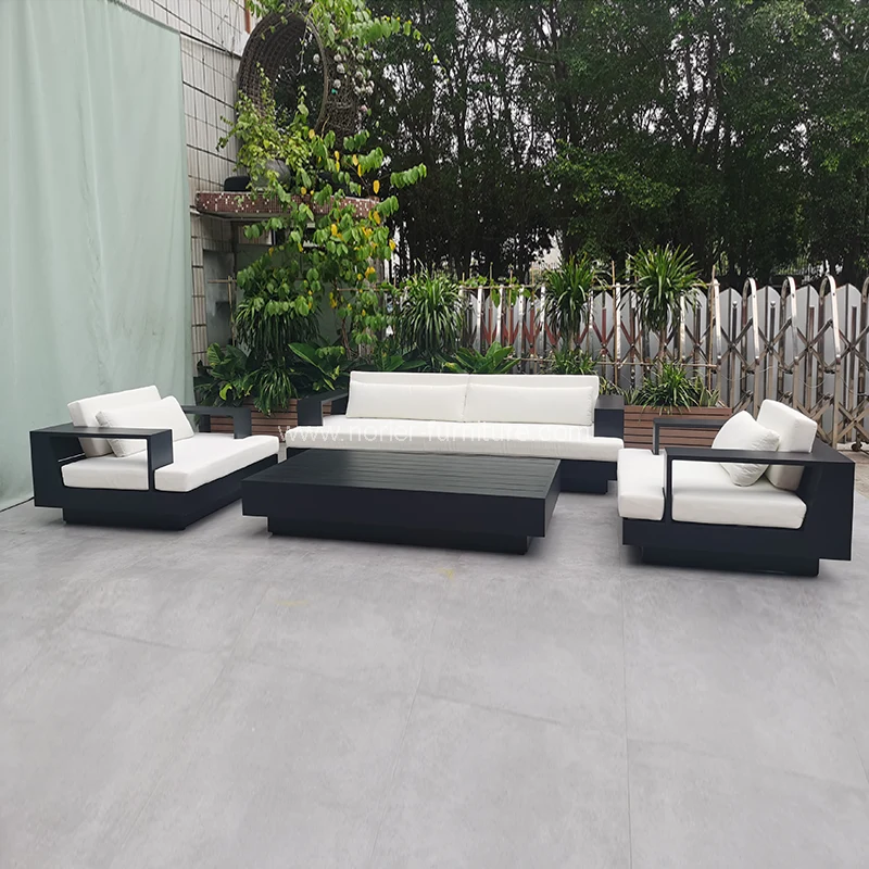 Nowoczesna minimalistyczna czarna aluminiowa sofa na zewnątrz