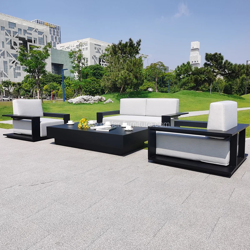 Najnowsza sofa na zewnątrz czarnej aluminiowej ramy