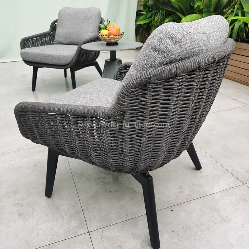 Ręcznie tkany stół i krzesła na balkon na zewnątrz